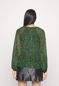 Vero Moda Petite VMCAROLINA - Blusa - black/carolina