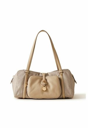 Sac à bandoulière beige texturé avec double anses, poche zippée avant et boucle circulaire dorée sur fond blanc.