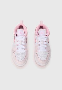 Et par hvite og rosa høye sneakers med perforerte tåbokser og hvite lisser mot en enkel hvit bakgrunn.