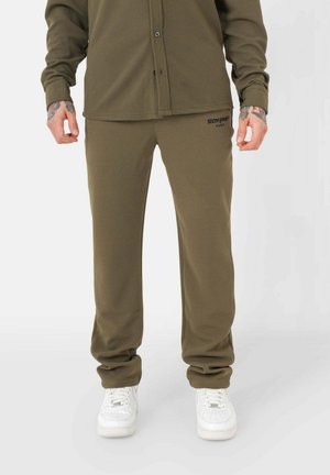 TEXTURED - Tracksuit bottoms - kaki