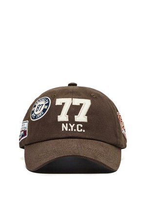 Șapcă de baseball maro cu "77 N.Y.C." brodat pe față și patch rotund "Brooklyn 87" pe lateral.