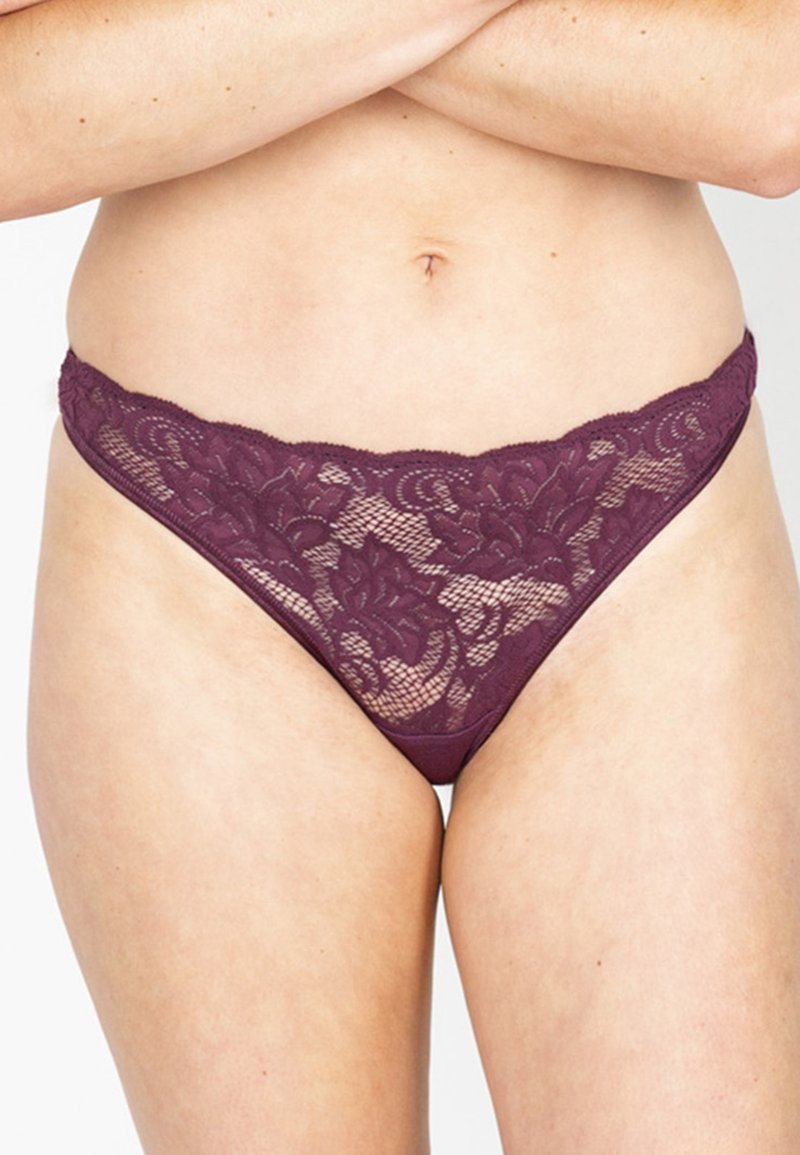 Bordeaux kanten string met bloemenpatronen, met een zachte tailleband en doorzichtige stoffen details, wat een delicate en gestructureerde uitstraling creëert.
