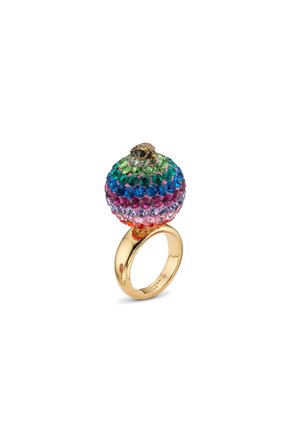 Goldring mit einer großen runden Oberseite, die mit mehrfarbigen Kristallen besetzt ist und in den Farben Grün, Blau, Pink und Orange schimmert, sowie einem strukturierten Akzent.