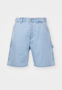 Shorts di jeans azzurri chiari con vita alta, chiusura frontale con bottoni e tasche laterali. Presentano una finitura leggermente strutturata e orli cuciti.