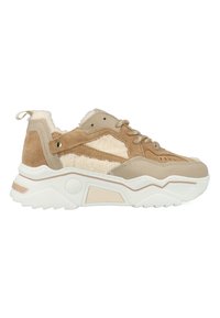 Beige sneaker met een mix van suede en nepbont, textuurdetails, vetersluiting en een witte rubberen buitenzool met geometrische accenten.