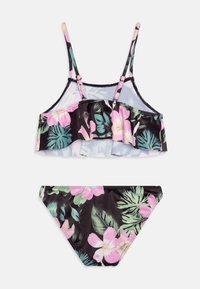 Czarny bikini w kwiatowy wzór, zawierający falbaniaste topy na ramiączkach z możliwością regulacji oraz dopasowane majtki. Wzór obejmuje różowe i zielone tropikalne motywy.