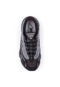 Μαύρο και γκρι αθλητικό παπούτσι με υλικά από δίχτυ και συνθετικά, στρογγυλεμένο σχήμα, επένδυση στο εσωτερικό, σύστημα κορδονιών και ανακλαστικές λεπτομέρειες.