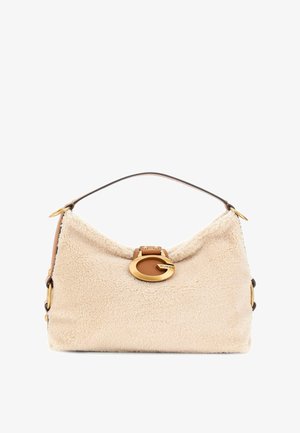 Bež torbica iz ovčjega krzna z ukrivljenim telesom, usnjenimi dodatki in zaponko iz zlato obarvanega kovinskega materiala s krožnim vzorcem. Nastavljiv naramni trak.