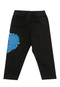 Leggings neri realizzati in tessuto misto cotone. Presentano una stampa grafica blu sul lato sinistro con bordi curvi e testo stilizzato.