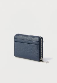 Cartera de cuero azul marino con superficie texturizada, cierre de cremallera y múltiples ranuras para tarjetas en un lado. Forma compacta y rectangular.