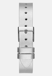 Sølv læderrem til ur med struktureret finish, der har flere huller til justering og en poleret sølvspænde.
