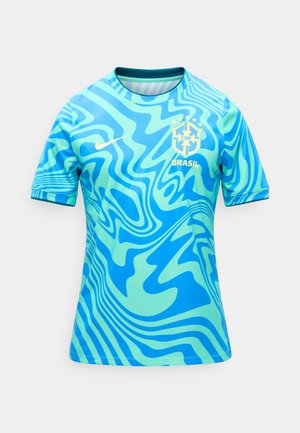 Μπλε και τιρκουάζ ποδοσφαιρική φανέλα της Βραζιλίας με κυματιστό μοτίβο, λογότυπο CBF και κίτρινο λογότυπο Nike στο στήθος, με κοντά μανίκια.