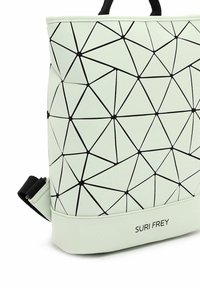 Sac fourre-tout vert clair en matériau synthétique, présentant un motif géométrique en lignes noires. Comprend des anses doubles et un accent de marque.