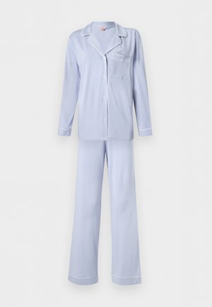 Haut de pyjama bleu clair à manches longues avec boutons, poche poitrine et pantalon large assorti avec passepoil blanc.