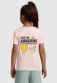 Merchcode KEEP ON SUNSHINE  - T-shirts print - pink