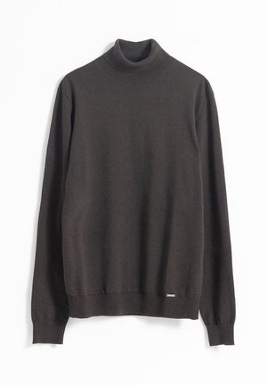 Suéter de cuello alto marrón oscuro hecho de un material suave. Presenta mangas largas, un cuello y puños acanalados, con un pequeño logotipo cerca del dobladillo.