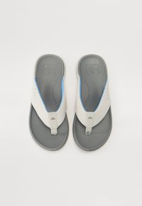 Grå og hvite flip-flops med blå detaljer; teksturerte såler, myke stropper og en tåpostdesign for komfort.