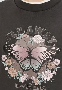 Czarny sweatshirt z dużą grafiką motyla, kwiatów oraz napisem "ODLEĆ W NOC" w stonowanych kolorach.