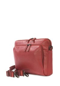 Borsa a tracolla rossa in pelle caratterizzata da una texture liscia, due scomparti con zip e una tracolla staccabile con hardware in metallo.