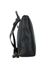 Sac en cuir noir avec une surface texturée, profil latéral montrant une forme structurée, bandoulière ajustable et accents en métal doré.