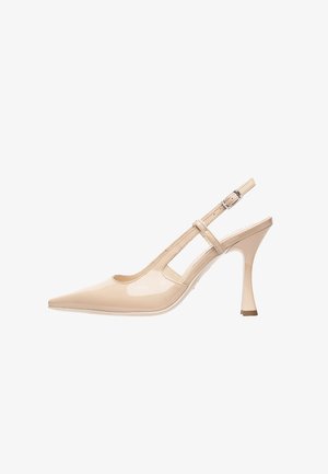 Escarpins slingback en cuir verni nude avec un bout pointu et un talon transparent de hauteur moyenne. Présente un design à découpes et une sangle à boucle réglable.