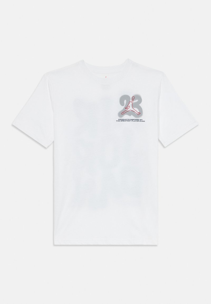 Camiseta de algodón blanca con un gráfico de una figura saltando, "23" en gris, y texto que dice "PRODUCTOS PREFERIDOS POR EL MEJOR JUGADOR DE TODOS LOS TIEMPOS."