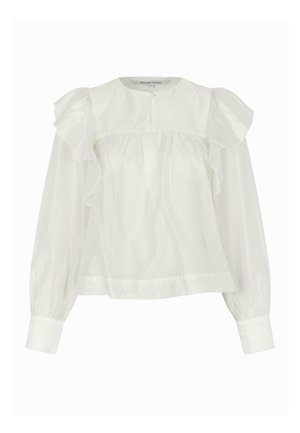 Biała bluzka z długim rękawem, okrągłym dekoltem, pojedynczym guzikiem przy kołnierzy, falbaniastymi detalami na ramionach i marszczonymi mankietami.