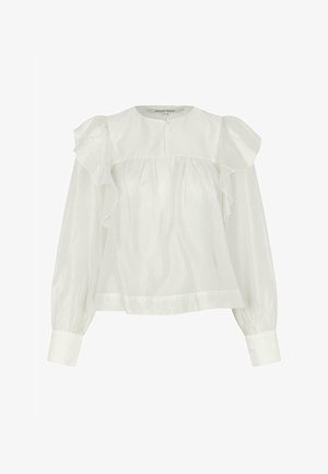 Biała bluzka z długim rękawem, okrągłym dekoltem, pojedynczym guzikiem przy kołnierzy, falbaniastymi detalami na ramionach i marszczonymi mankietami.