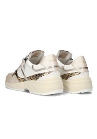 Beige en witte sneakers met dierlijke printaccenten, textuurleer materiaal, metalen details en gevoerde kraag voor extra comfort.