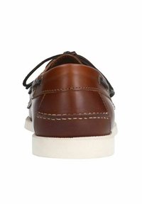 Scarpa da barca in pelle marrone con lacci scuri, suola in gomma bianca e cuciture a contrasto, con un tacco arrotondato e un design classico.