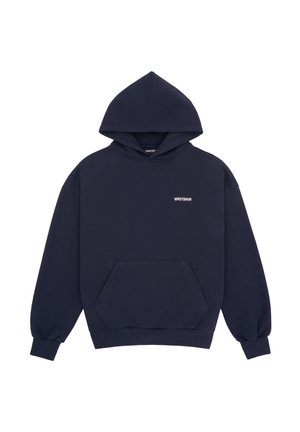 Felpa con cappuccio blu navy con tasca frontale a marsupio e piccolo logo bianco "WRSTBHVR" sul petto a sinistra.