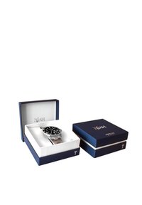 Silberner Edelstahl-Uhren mit schwarzem Zifferblatt, präsentiert in einer zweifarbigen blauen und weißen Box. Mit einem Logo im Inneren.