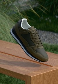 Δεν επιλέχθηκε, khaki