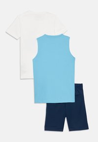 Două tricouri, unul alb și unul albastru deschis, cu un maiou fără mâneci albastru și pantaloni scurți închis la culoare, toate din material de bumbac.