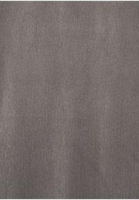 Grijze corduroy stof met verticale ribbels, een zachte textuur en een subtiele glans in een uniform patroon over het hele oppervlak.