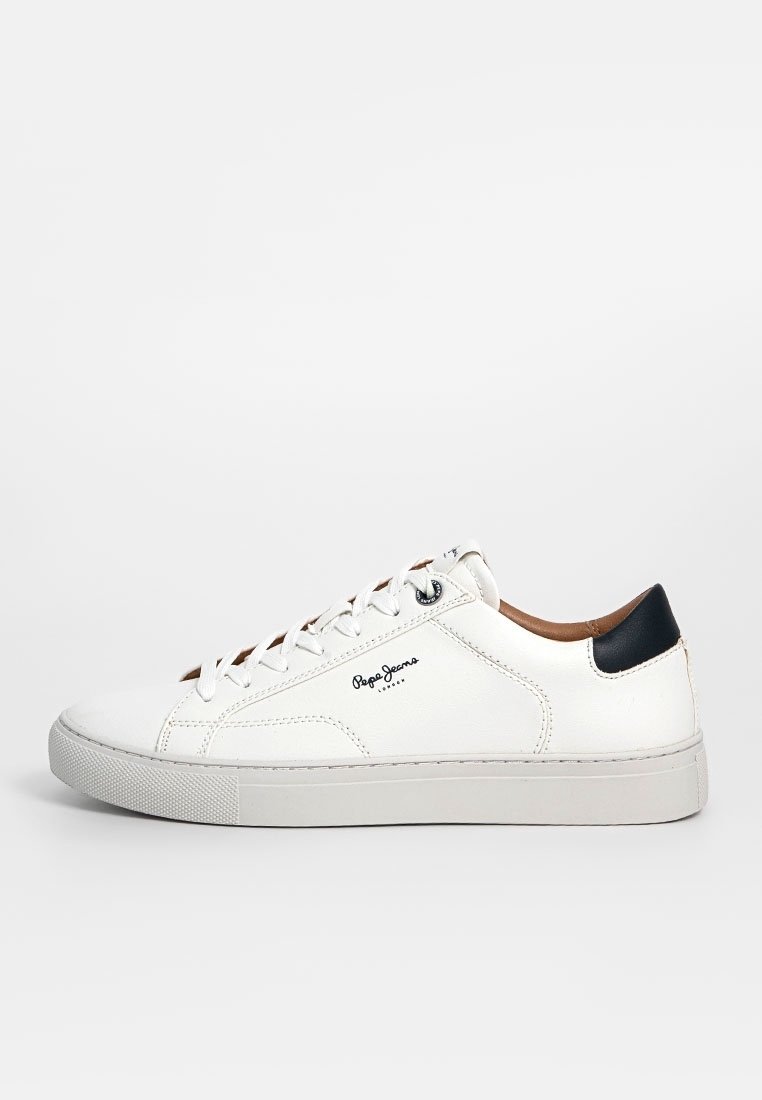 Baskets basses blanches à lacets avec languette noire au talon et logo "Pepe Jeans London" sur le côté.
