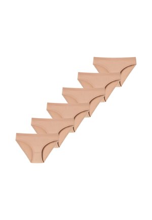 Zes beige damesbikini-onderbroeken gerangschikt in een diagonale lijn op een witte achtergrond.