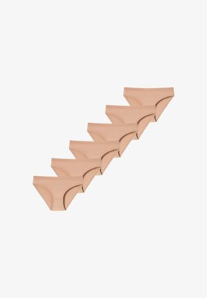 Six sous-vêtements beige pour femmes style bikini, disposés en ligne diagonale sur un fond blanc.