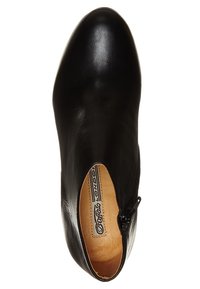Bottine en cuir noir avec bout arrondi, fermeture éclair latérale et semelle intérieure couleur fauve labelisée "Buffalo London."