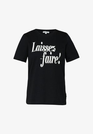 Czarny t-shirt z krótkim rękawem z białym napisem „Laissez-faire!” dużą, pogrubioną, stylizowaną czcionką wyśrodkowaną z przodu.