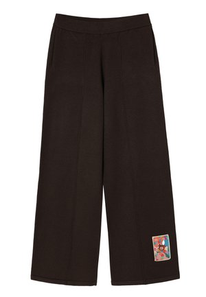 Hnedé široké tepláky s rebrovaným pásom, bočnými vreckami a farebnou nášivkou s abstraktným dizajnom na ľavom stehne.