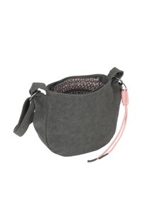 Borsa in suede grigia con forma arrotondata, chiusura a zip e accentuazione in corda rosa. L'interno presenta un motivo maculato su sfondo scuro.