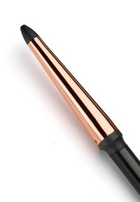 Piastra arricciacapelli con design affusolato, caratterizzata da un cilindro in oro rosa lucido, manico nero e punta appuntita per lo styling.