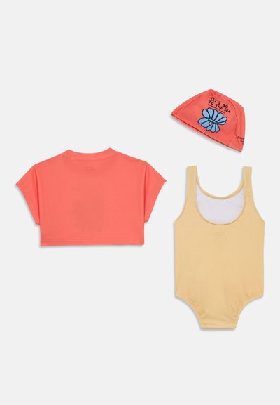 Sett med tre badeshorts for barn: korallfarget crop top, gul badedrakt og oransje svømmehette med blå blomstergrafikk.