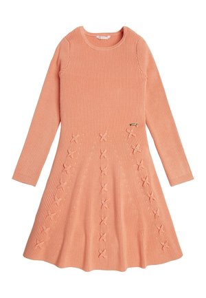 Robe corail à manches longues en maille côtelée avec encolure ronde et motifs de points en relief décoratifs formant des lignes verticales sur la partie jupe.