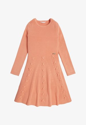 Długa sukienka z długim rękawem, wykonana z prążkowanego dzianiny w kolorze koralowym, z okrągłym dekoltem i ozdobnymi wypukłymi wzorami ściegów tworzącymi pionowe linie na części spódnicowej.