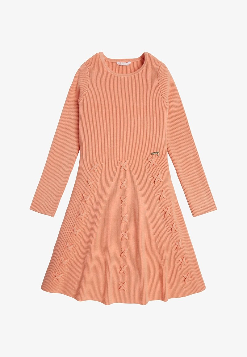 Robe corail à manches longues en maille côtelée avec encolure ronde et motifs de points en relief décoratifs formant des lignes verticales sur la partie jupe.