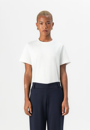 T-shirt bianco a maniche corte in tessuto morbido con scollatura rotonda, abbinato a pantaloni ampi blu navy con vita liscia.