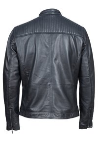 Schwarze Lederejacke für Herren mit einem gesteppten Schulterdesign, diagonalen Nähten und Reißverschlussärmeln. Glatte Textur und taillierte Passform.