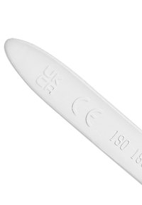 Espátula de plástico transparente, borde plano, punta ligeramente curvada, con marcas en relieve que muestran las certificaciones UKCA, CE y ISO 13485.